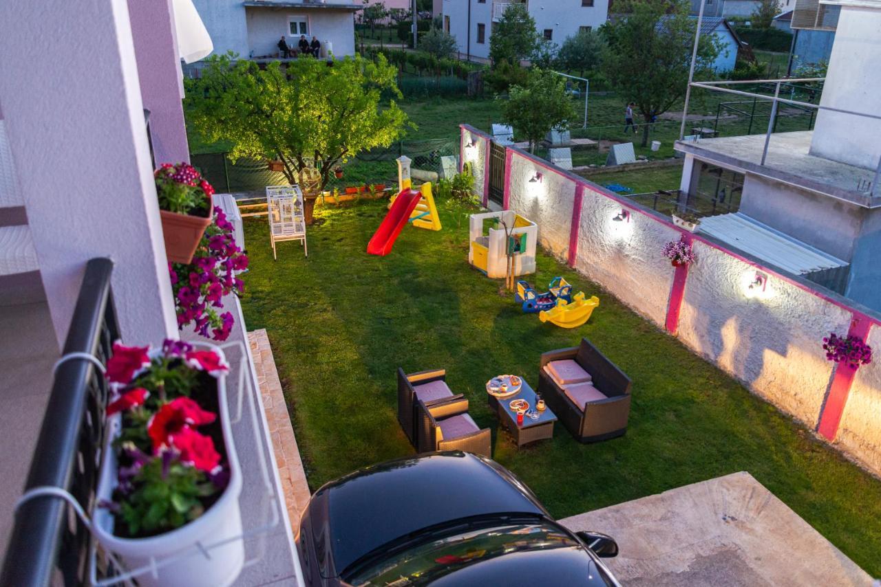 Apartman Mona พอดโกริกา ภายนอก รูปภาพ