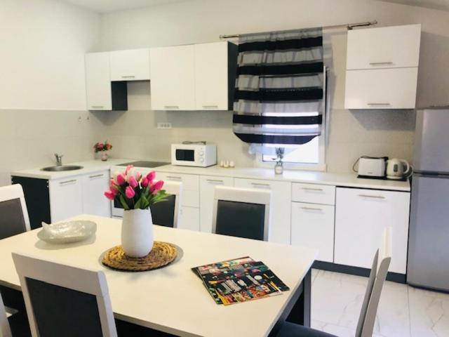 Apartman Mona พอดโกริกา ภายนอก รูปภาพ