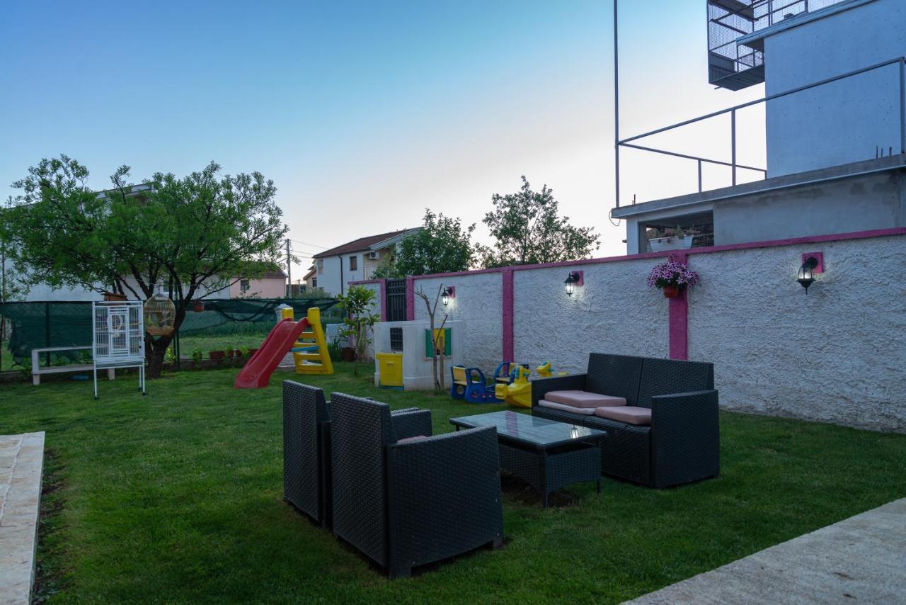 Apartman Mona พอดโกริกา ภายนอก รูปภาพ