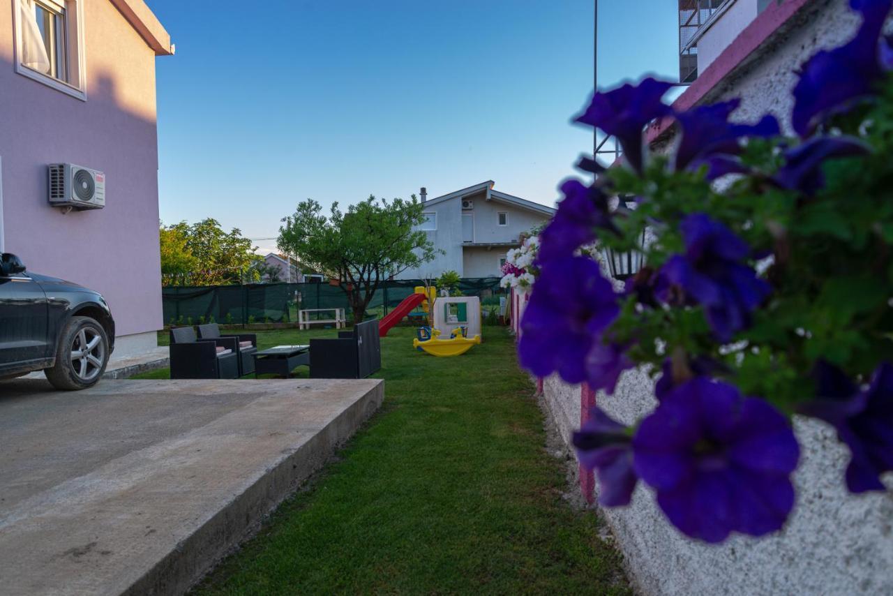 Apartman Mona พอดโกริกา ภายนอก รูปภาพ