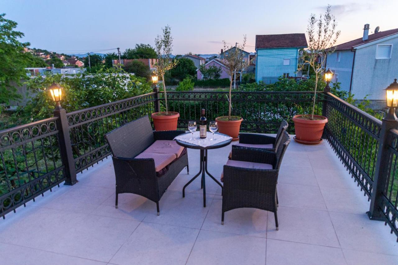Apartman Mona พอดโกริกา ภายนอก รูปภาพ