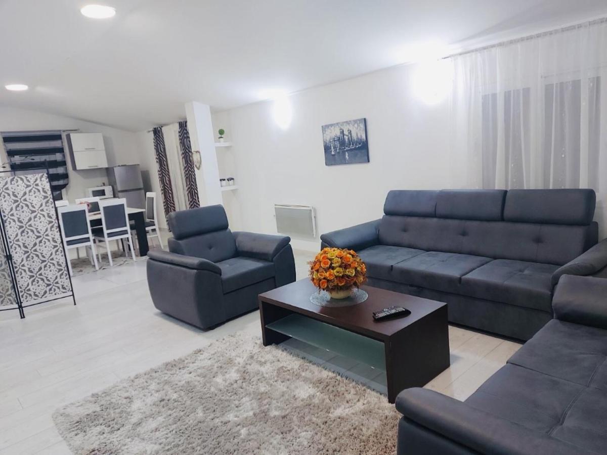 Apartman Mona พอดโกริกา ภายนอก รูปภาพ