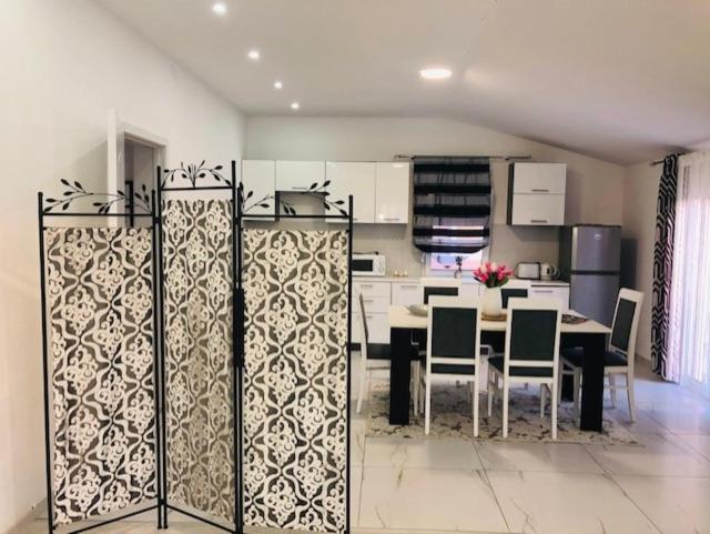 Apartman Mona พอดโกริกา ภายนอก รูปภาพ