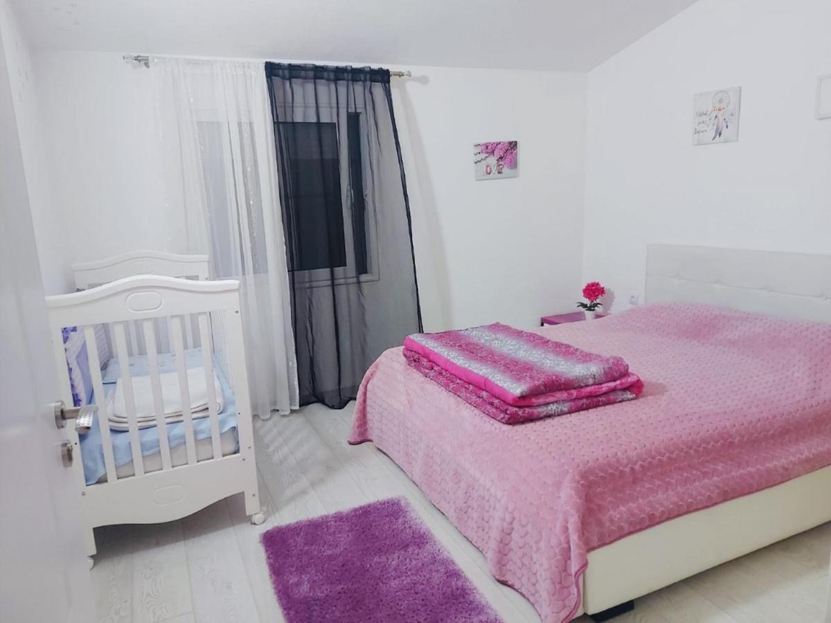 Apartman Mona พอดโกริกา ภายนอก รูปภาพ