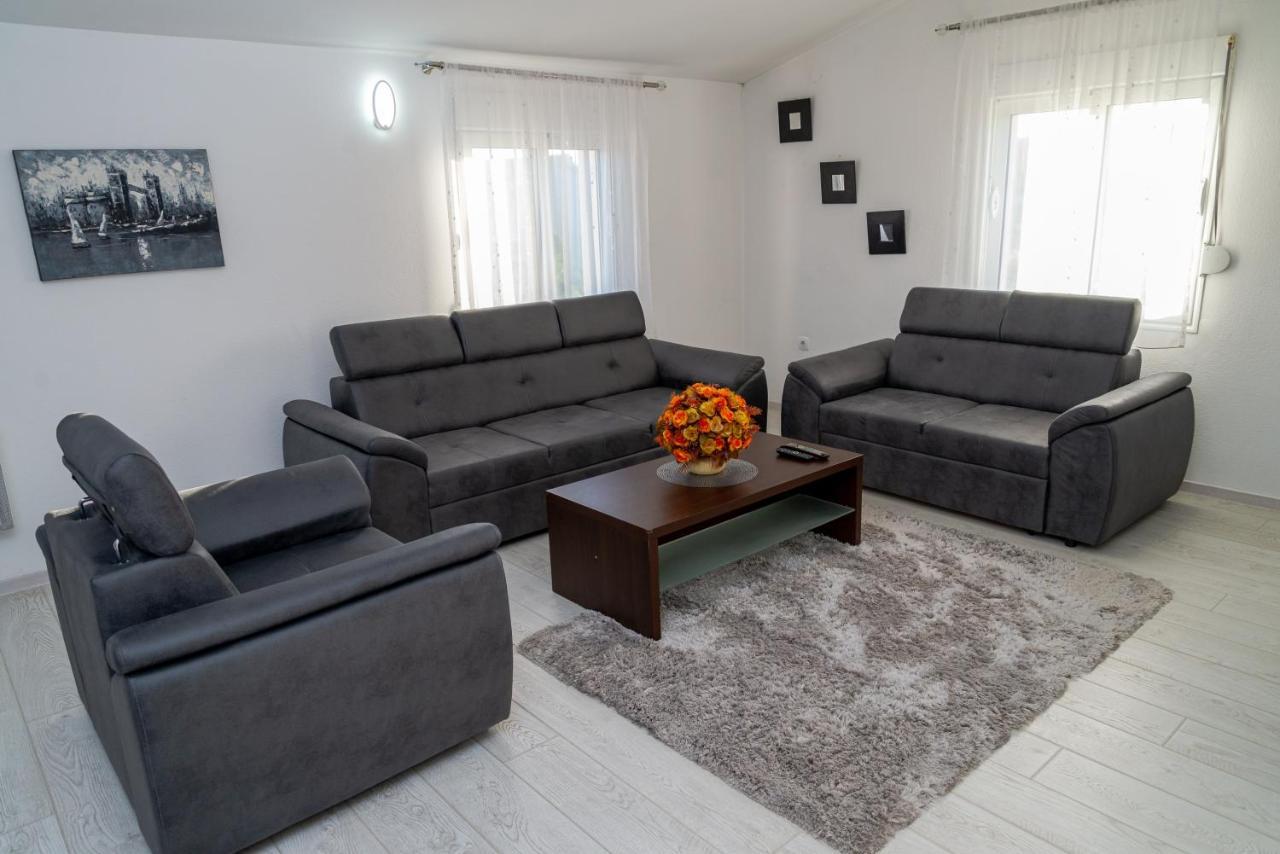 Apartman Mona พอดโกริกา ภายนอก รูปภาพ