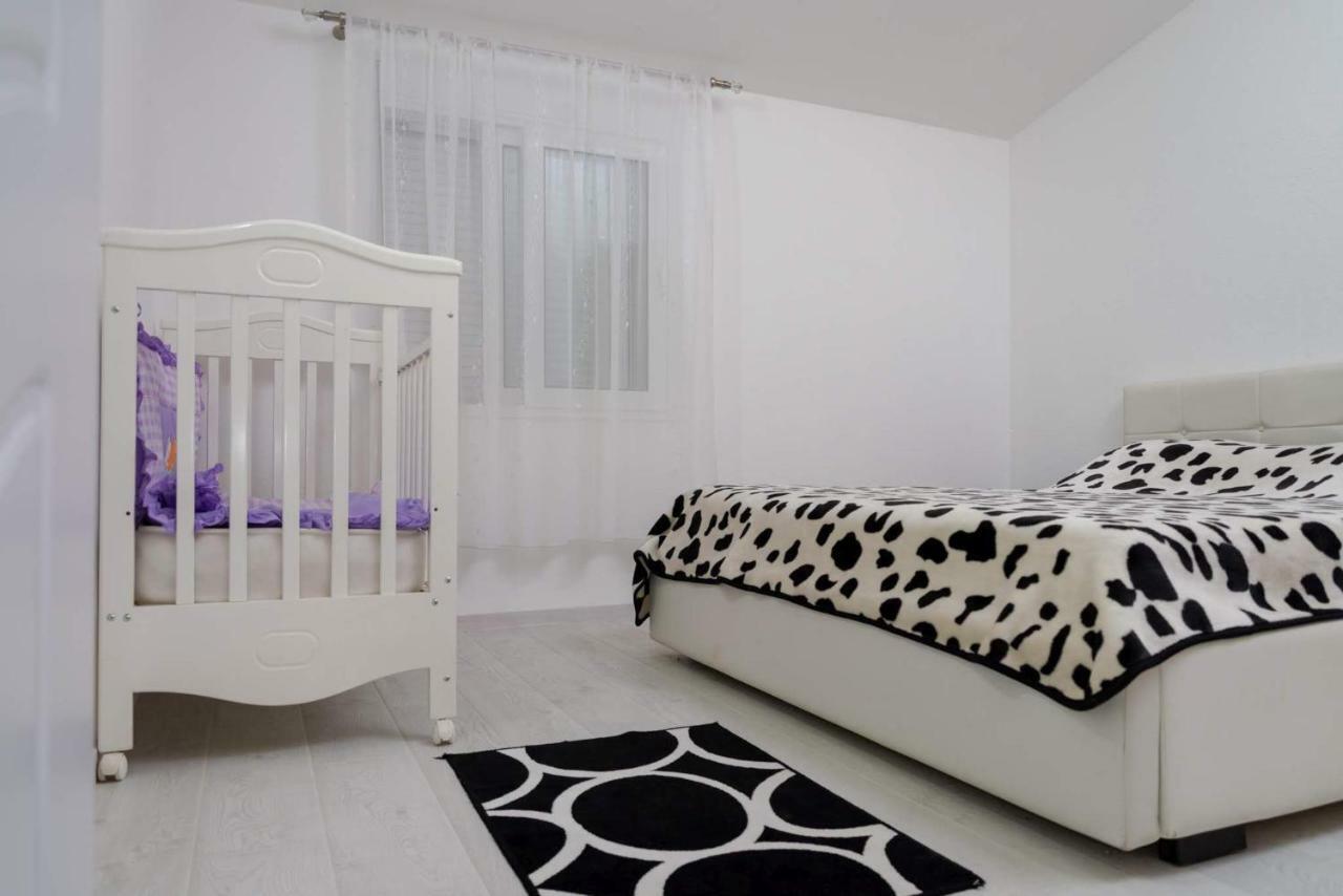 Apartman Mona พอดโกริกา ภายนอก รูปภาพ